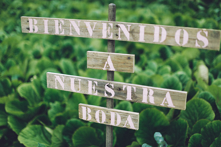Welcome guests wedding wood sign. | More on: http://mysweetengagement.com/gorgeous-wedding-in-spain - Photo: David Fernández