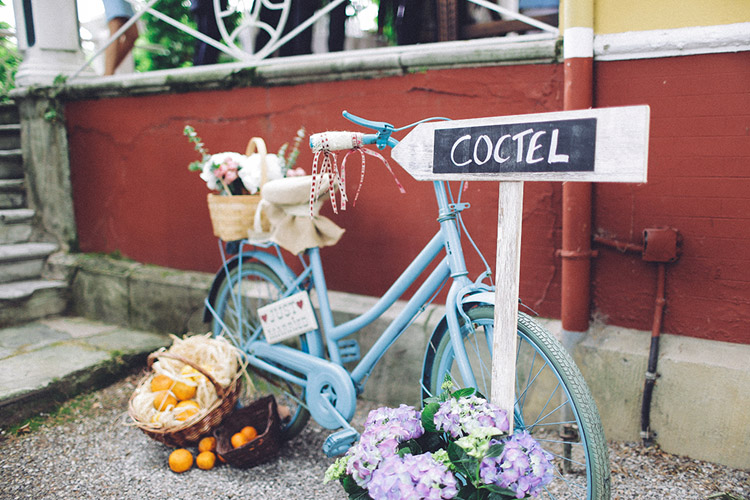 Wedding reception decor with vintage bike and wood sign | More on: http://mysweetengagement.com/gorgeous-wedding-in-spain - Photo: David Fernández