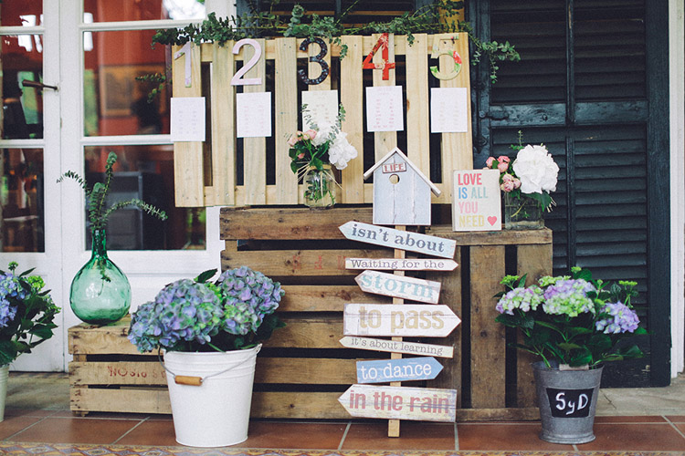 Cute vintage wedding table seat chart display with wood signs | More on: http://mysweetengagement.com/gorgeous-wedding-in-spain - Photo: David Fernández