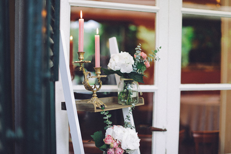 Vintage wedding reception decor. Details of a gorgeous wedding in Spain | More on: http://mysweetengagement.com/gorgeous-wedding-in-spain - Photo: David Fernández