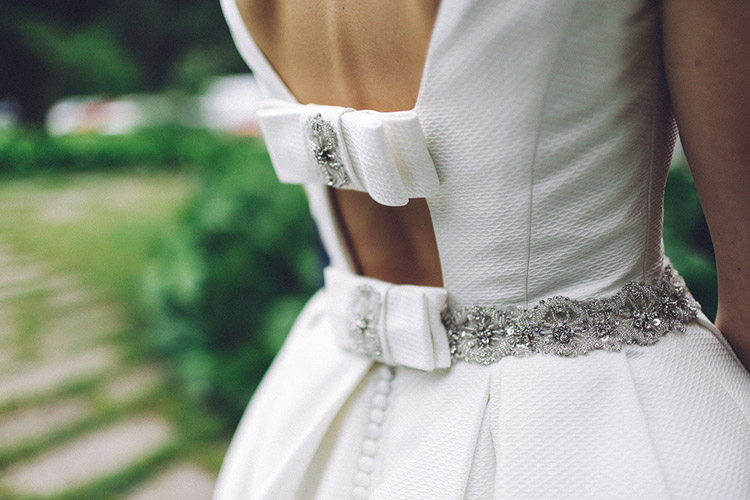 Stunning Rosa Clará wedding dress with back bows. | More on: http://mysweetengagement.com/gorgeous-wedding-in-spain - Photo: David Fernández