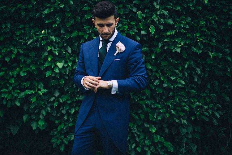 Navy blue and green tie - Groom portrait. Gorgeous wedding in Spain | More on: http://mysweetengagement.com/gorgeous-wedding-in-spain - Photo: David Fernández