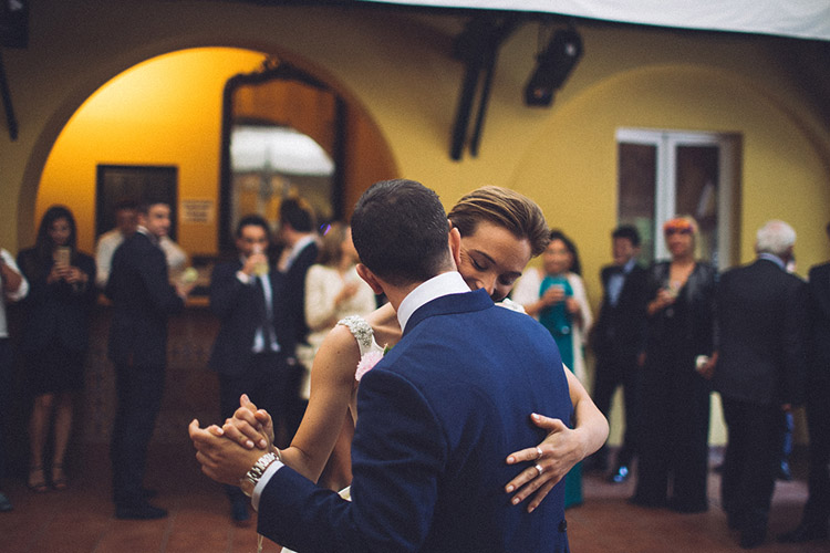 Bride and groom first dance. Gorgeous wedding in Spain | More on: http://mysweetengagement.com/gorgeous-wedding-in-spain - Photo: David Fernández