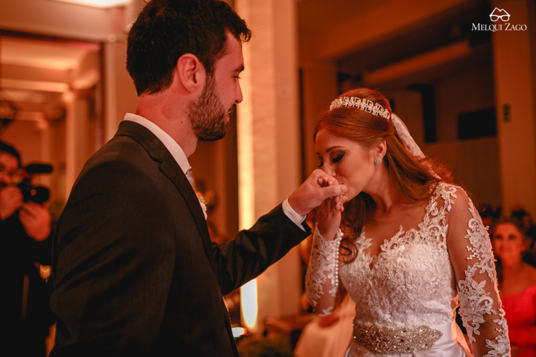 Bride kisses groom's hand | http://mysweetengagement.com/casamento-em-blumenau-joanna-e-rafael