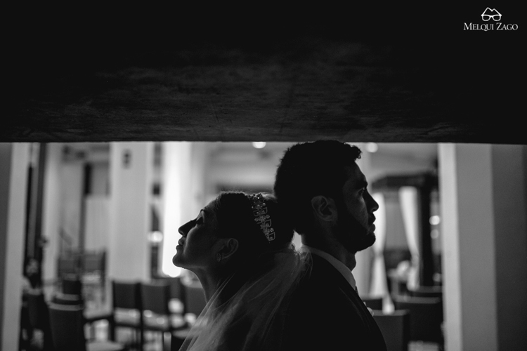 Bride and groom black and white portrait | http://mysweetengagement.com/casamento-em-blumenau-joanna-e-rafael