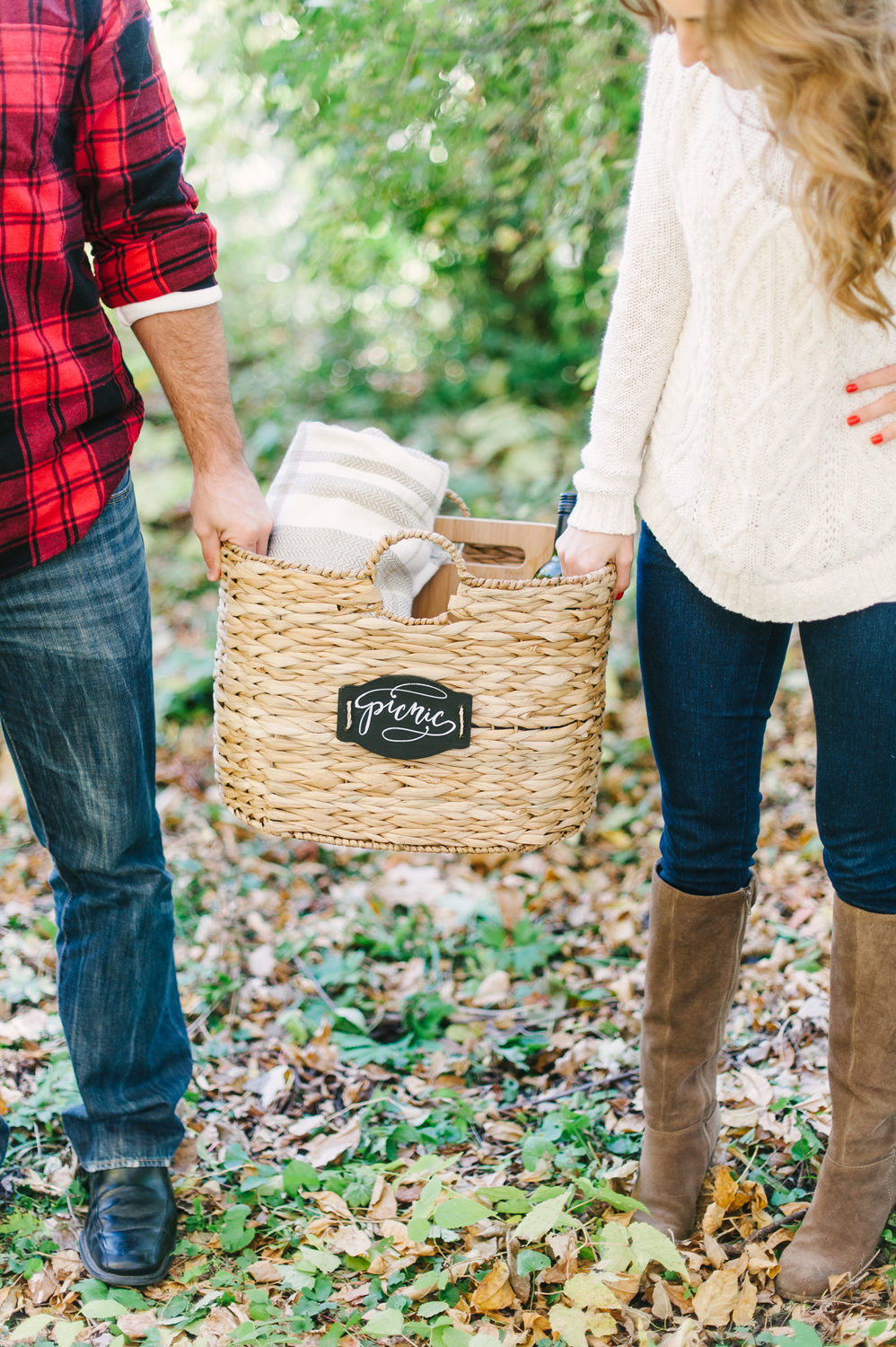 Isn't fall a great time for a picnic? // 10 Stunning Fall Engagement Photo Inspirations. // mysweetengagement.com