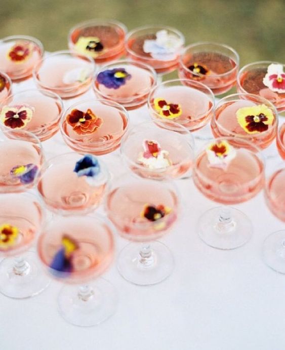 Living Coral wedding drink inspiration. Check out these amazing 2019 Pantone Color of the Year Wedding Ideas // mysweetengagement.com