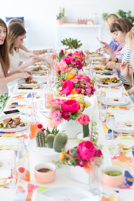 Bright and elegant 5 de Mayo brunch celebration idea. // Get inspired with these Elegant Mexican Fiesta / Cinco de Mayo Themed Bridal Shower Ideas. // mysweetengagement.com