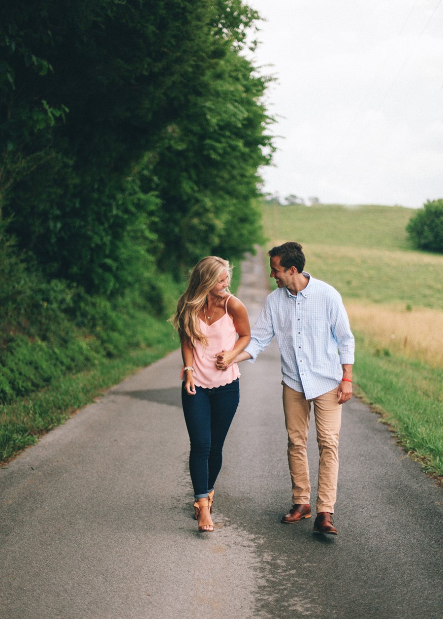This Tennessee outdoor engagement photoshoot is gonna take your breath away. Tessa Barton Photography // mysweetengagement.com