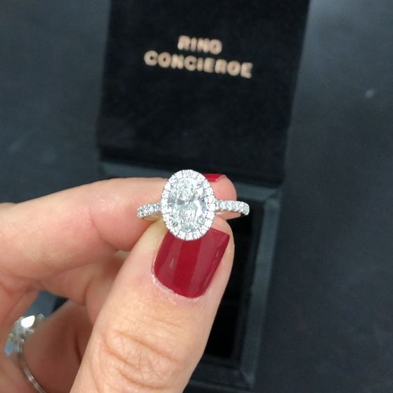 Gorgeous oval engagement ring with halo. // mysweetengagement.com