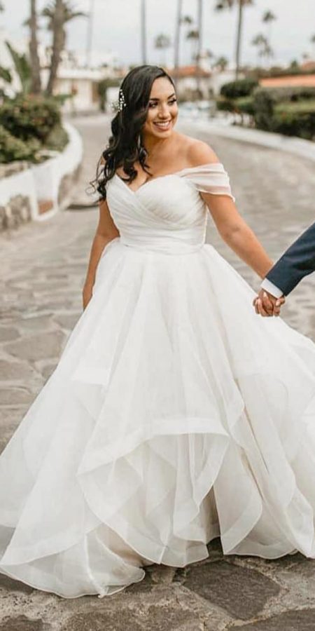 Gorgeous off the shoulder ball gown wedding dress. // mysweetengagement.com
