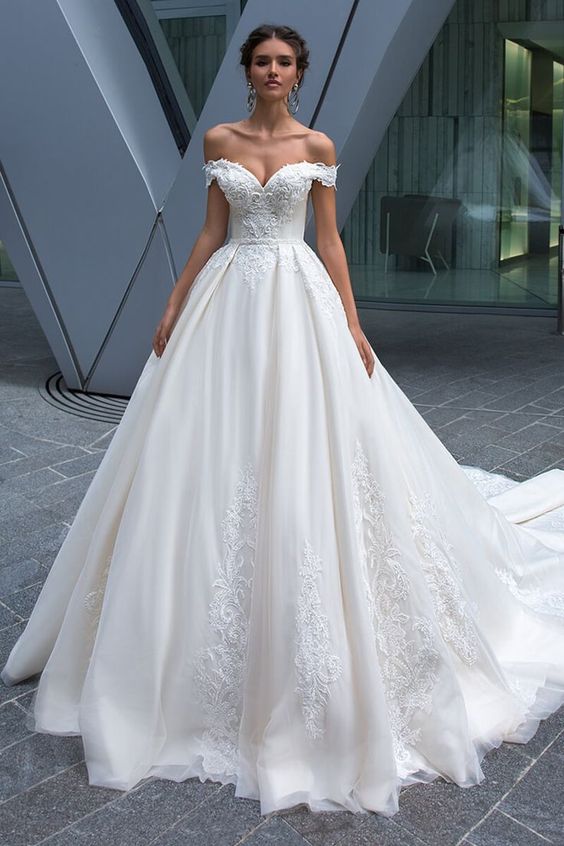 Stunning off the shoulder ball gown wedding dress. // mysweetengagement.com