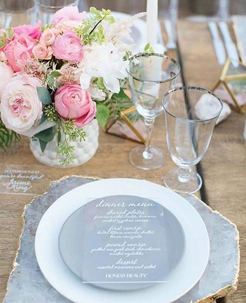 Modern affair: Acrylic wedding decor and ideas. Gorgeous gray, blush and gold table setting perspex menu card. // mysweetengagement.com