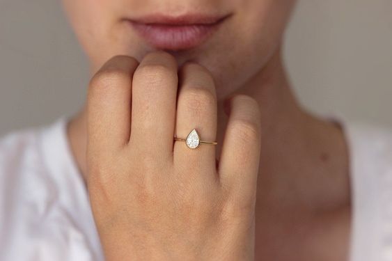 Pear shaped (teardrop) engagement ring ideas: modest ring on a gold band. // mysweetengagement.com