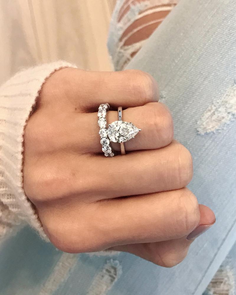 Pear shaped (teardrop) engagement ring ideas: minimalist solitaire diamond stone. // mysweetengagement.com