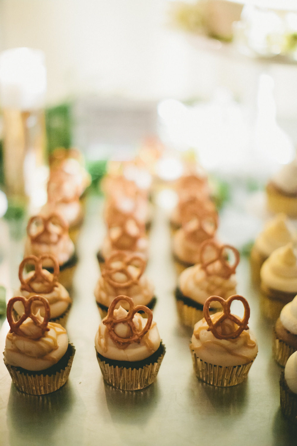 Adorable pretzel cupcake toppers. See More Trendy and Creative Ideas to Serve Pretzel on Your Wedding. | My Sweet Engagement