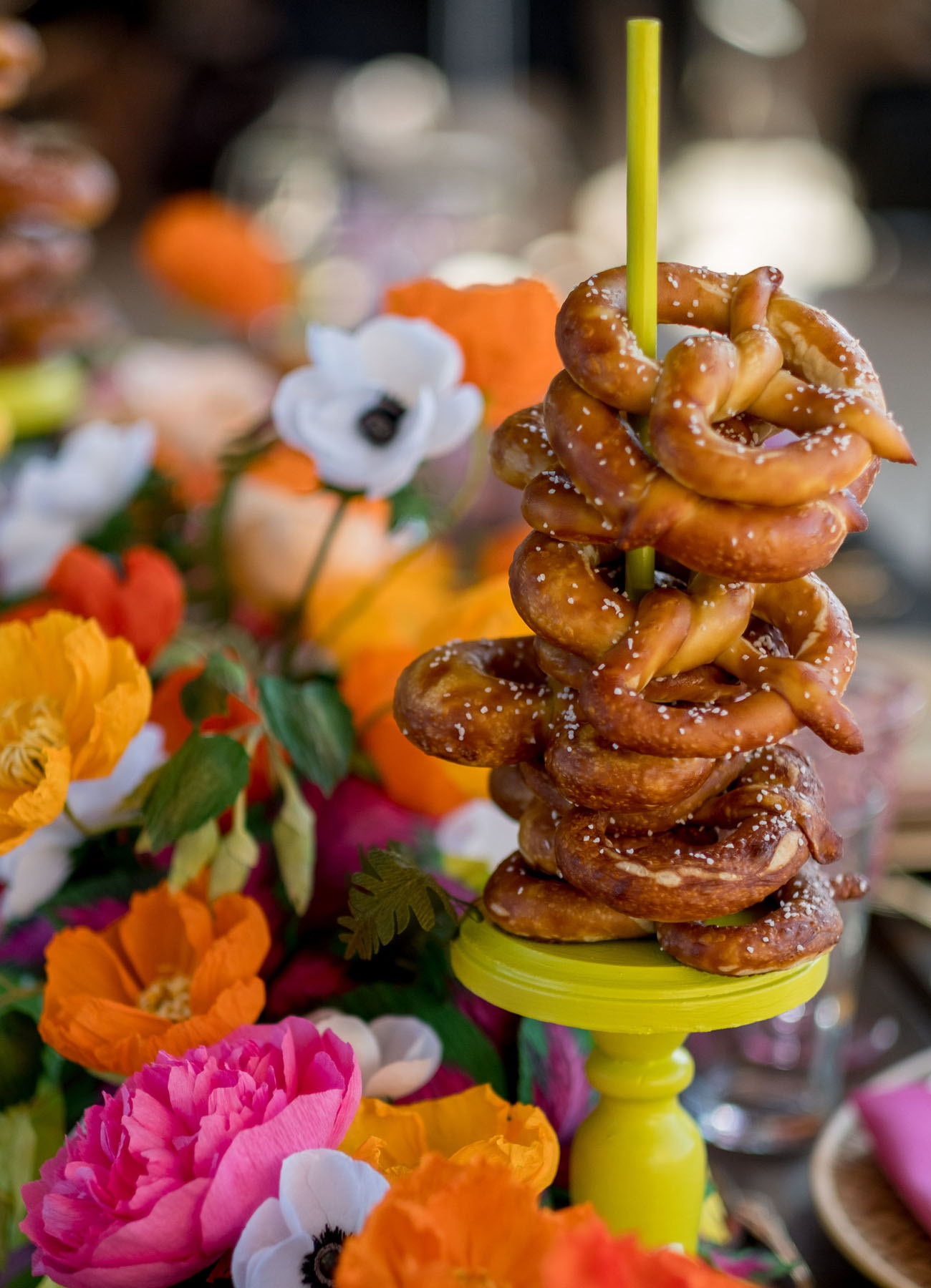 Spring-perfect colorful table decor with pretzel snacks. See More Trendy and Creative Ideas to Serve Pretzel on Your Wedding. | My Sweet Engagement