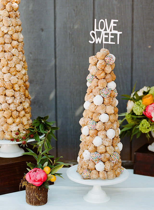 Want an original alternative for the cake? What about this amazing donut hole tower that you can easily DIY? // Pin now to read later: How to Slay a Bridal Shower with 10 Epic DIY Ideas // http://mysweetengagement.com