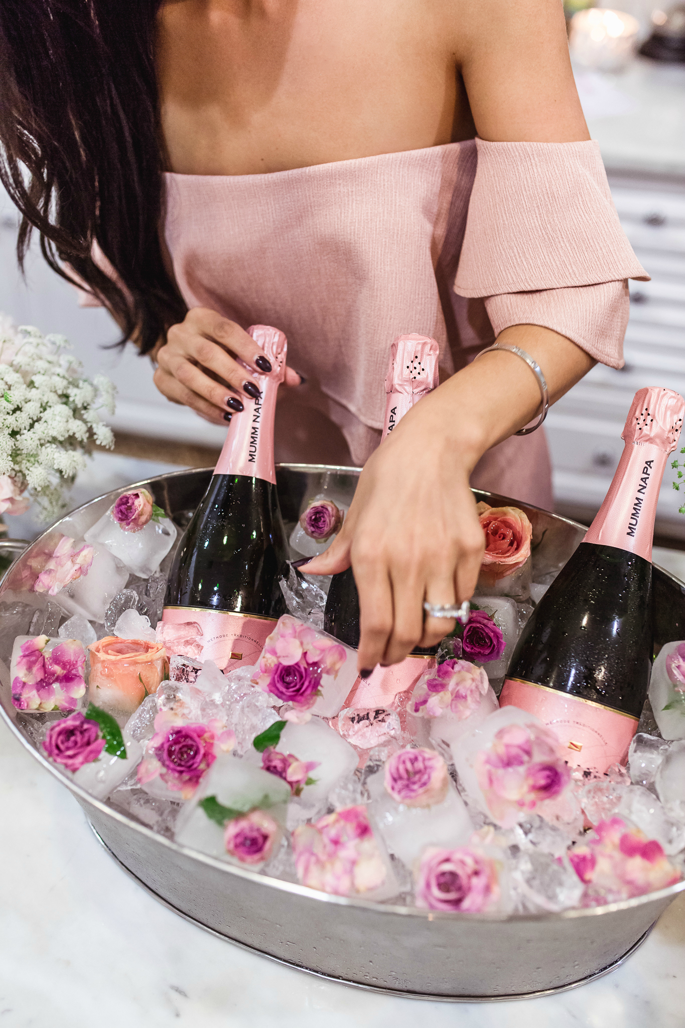 DIY floral ice cubes for a wow effect on your bridal shower decor. // Pin it: How to Slay a Bridal Shower with 10 Epic DIY Ideas // http://mysweetengagement.com