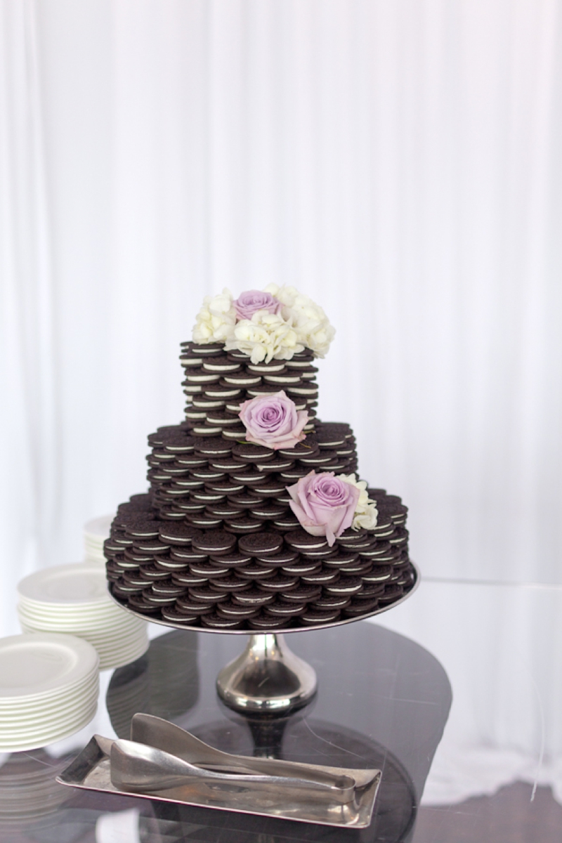 Ridiculously easy DIY oreo cake for a bridal shower! So original and it also looks stunning! Pin this idea now! // Pin it: How to Slay a Bridal Shower with 10 Epic DIY Ideas // http://mysweetengagement.com