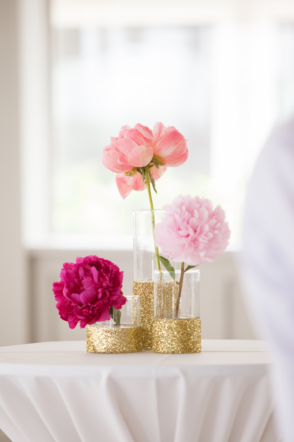 How simple and easy it is to DIY these flower arrangement vases? Glue + Glitter. // Pin now to read later: How to Slay a Bridal Shower with 10 Epic DIY Ideas // http://mysweetengagement.com