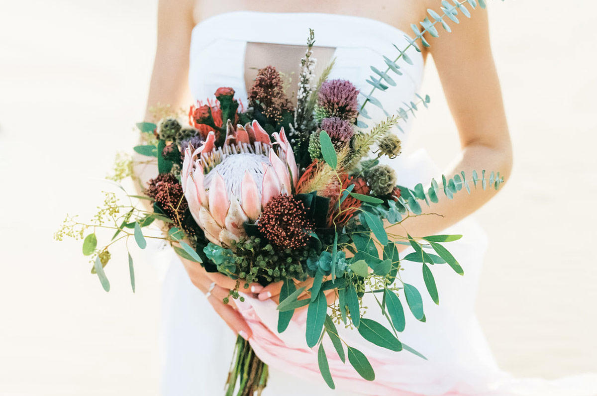 A Seasonal Guide to Minimize Your Wedding Flower Costs. // mysweetengagement.com