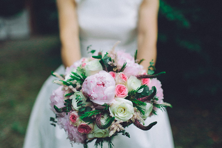 Pink and green wedding bouquet. Gorgeous wedding in Spain | More on: https://mysweetengagement.com/gorgeous-wedding-in-spain - Photo: David Fernández