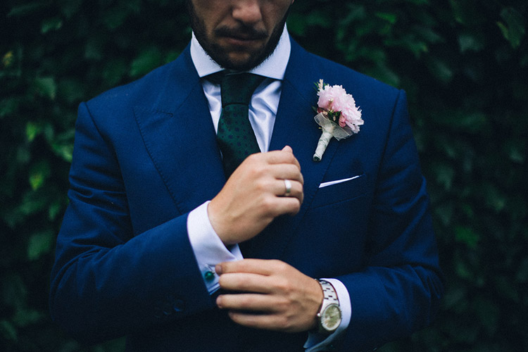 Navy blue and green tie - Groom portrait. Gorgeous wedding in Spain | More on: https://mysweetengagement.com/gorgeous-wedding-in-spain - Photo: David Fernández