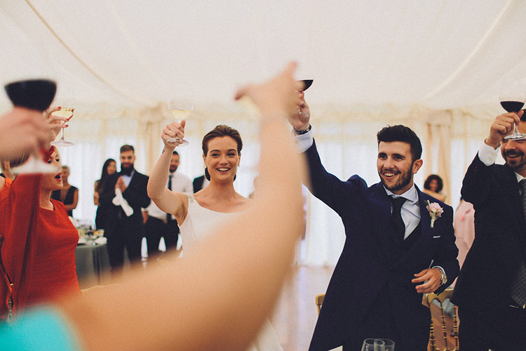 Cheers to the newly weds. Gorgeous wedding in Spain | More on: https://mysweetengagement.com/gorgeous-wedding-in-spain - Photo: David Fernández