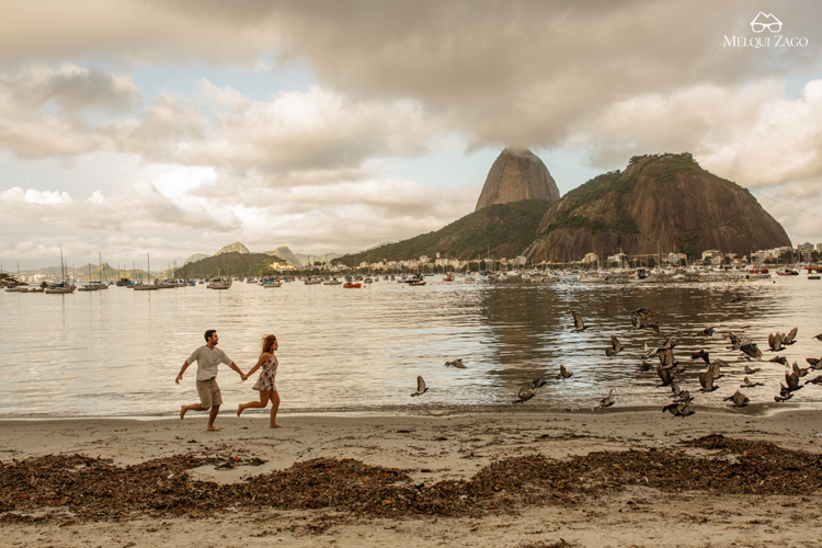 A Lovely Engagement Photoshoot in Rio | https://mysweetengagement.com/a-lovely-engagement-photoshoot-in-rio Photos: Melqui Zago
