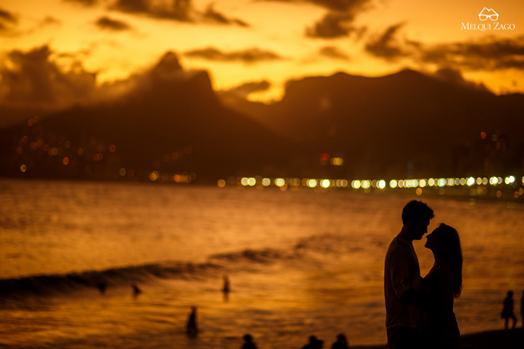 A Lovely Engagement Photoshoot in Rio | https://mysweetengagement.com/a-lovely-engagement-photoshoot-in-rio Photos: Melqui Zago