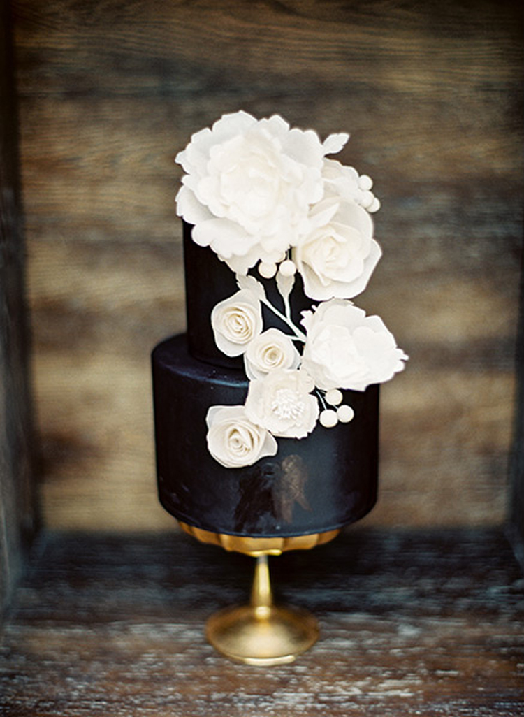 Black wedding cake with white and gold accents | See more: https://mysweetengagement.com/15-extraordinary-wedding-cakes-for-all-wedding-styles
