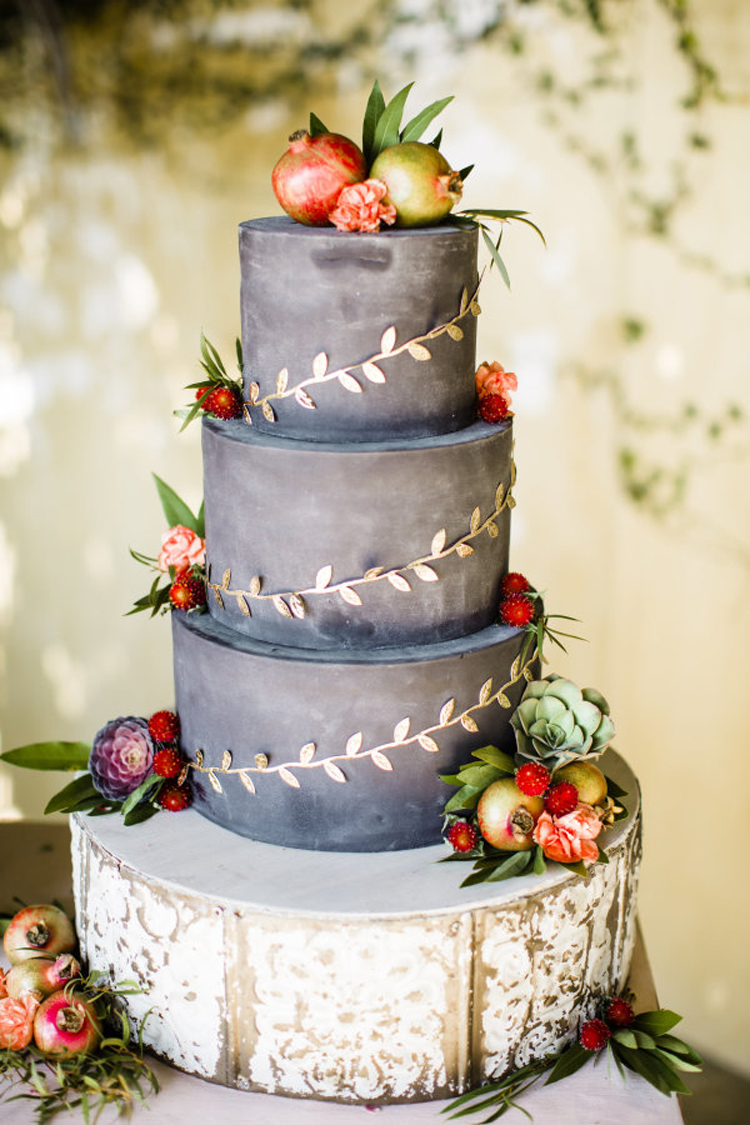 Chalkboard wedding cake with gold and autumn touches | See more: https://mysweetengagement.com/15-extraordinary-wedding-cakes-for-all-wedding-styles