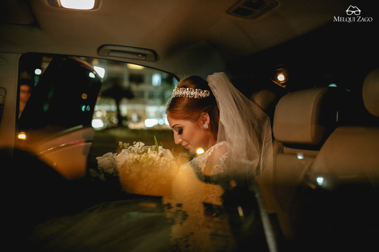 Bride heading to the wedding ceremony | https://mysweetengagement.com/casamento-em-blumenau-joanna-e-rafael