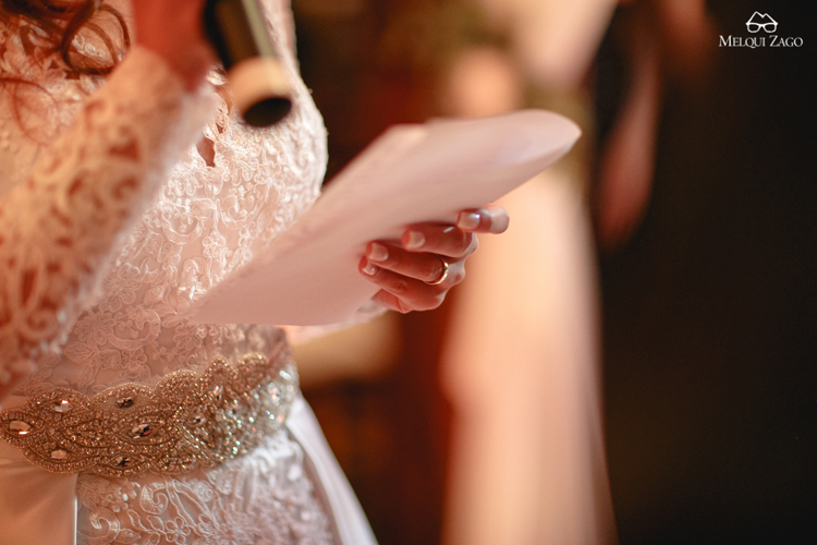 Wedding vows - gorgeous wedding dress details | https://mysweetengagement.com/casamento-em-blumenau-joanna-e-rafael