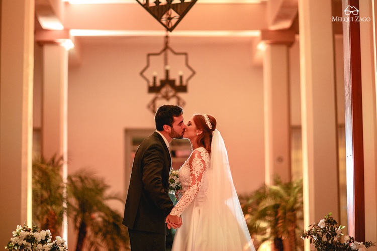 Bride and groom kiss | https://mysweetengagement.com/casamento-em-blumenau-joanna-e-rafael