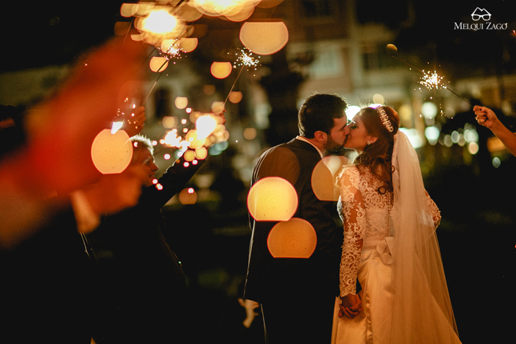 Wedding ceremony exit with sparkles | https://mysweetengagement.com/casamento-em-blumenau-joanna-e-rafael