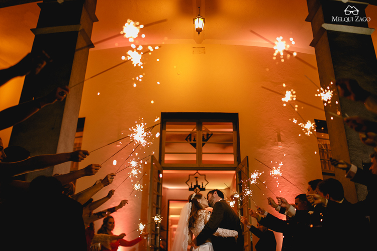Wedding ceremony exit with sparkles | https://mysweetengagement.com/casamento-em-blumenau-joanna-e-rafael