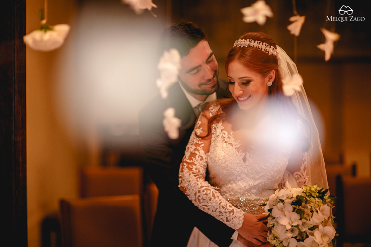Bride and groom portraits - hanging flowers decor | https://mysweetengagement.com/casamento-em-blumenau-joanna-e-rafael