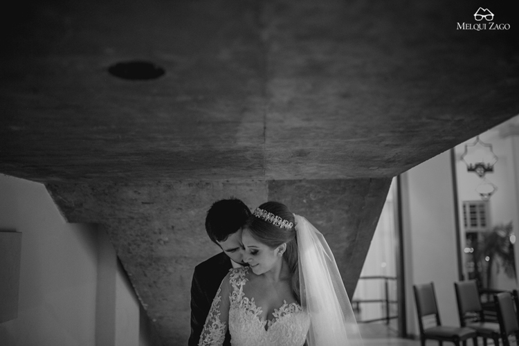 Bride and groom black and white portrait | https://mysweetengagement.com/casamento-em-blumenau-joanna-e-rafael