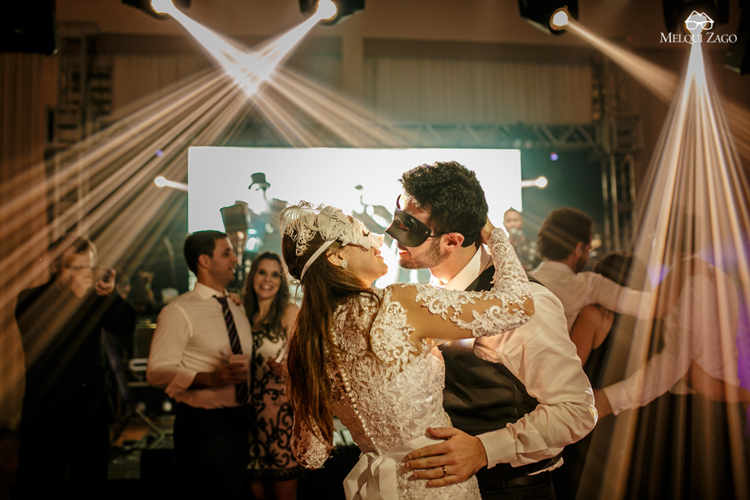 Bride and groom dancing on wedding reception with black and white masks | https://mysweetengagement.com/casamento-em-blumenau-joanna-e-rafael