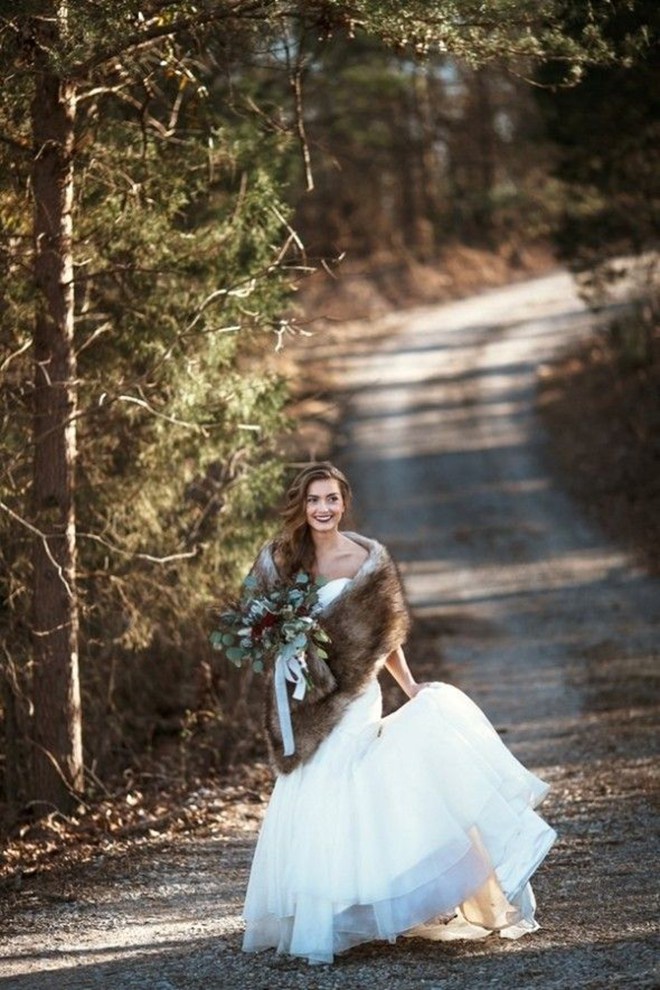 10 Gorgeous Cover Up Ideas to Keep the Bride Warm and Stylish this Winter. // https://mysweetengagement.com
