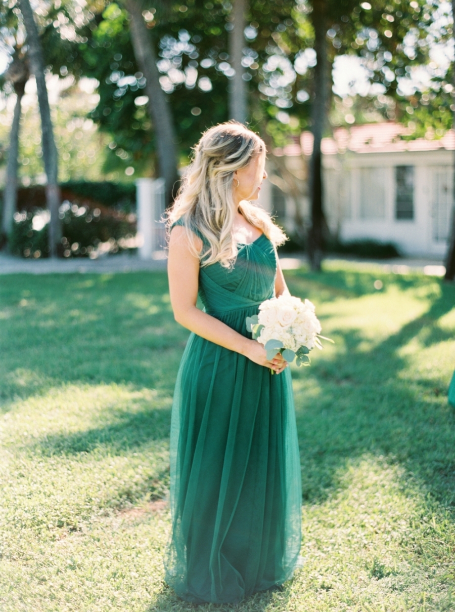12 Lindas inspiracoes de vestidos para as madrinhas de casamento na cor verde esmeralda. // mysweetengagement.com