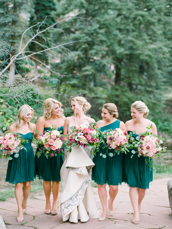 12 Lindas inspiracoes de vestidos para as madrinhas de casamento na cor verde esmeralda. // mysweetengagement.com
