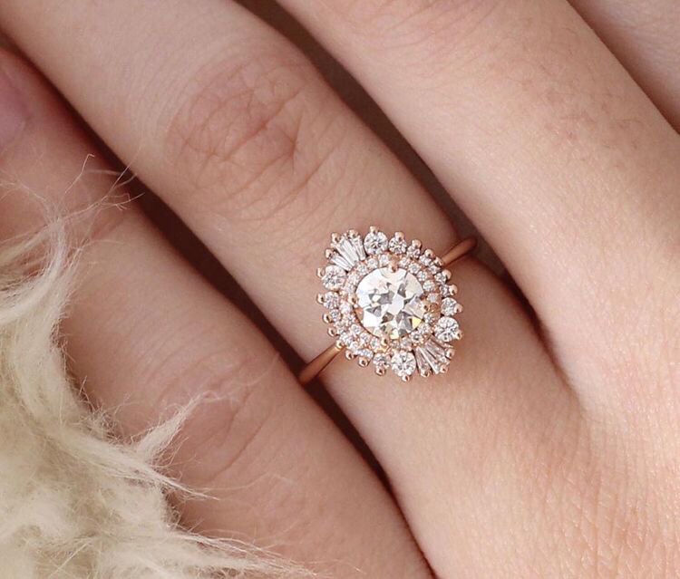 Unique Art Deco style Engagement Ring in gold.