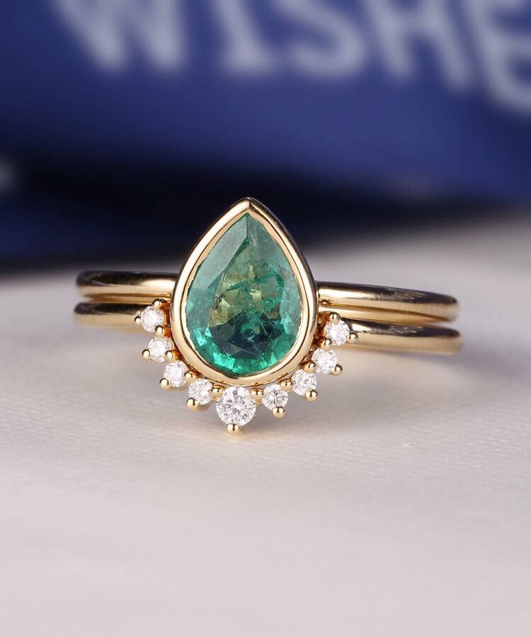 Gorgeous Emerald Gem Vintage Engagement Ring with Gold Band. Simple design and at the same time unique. 