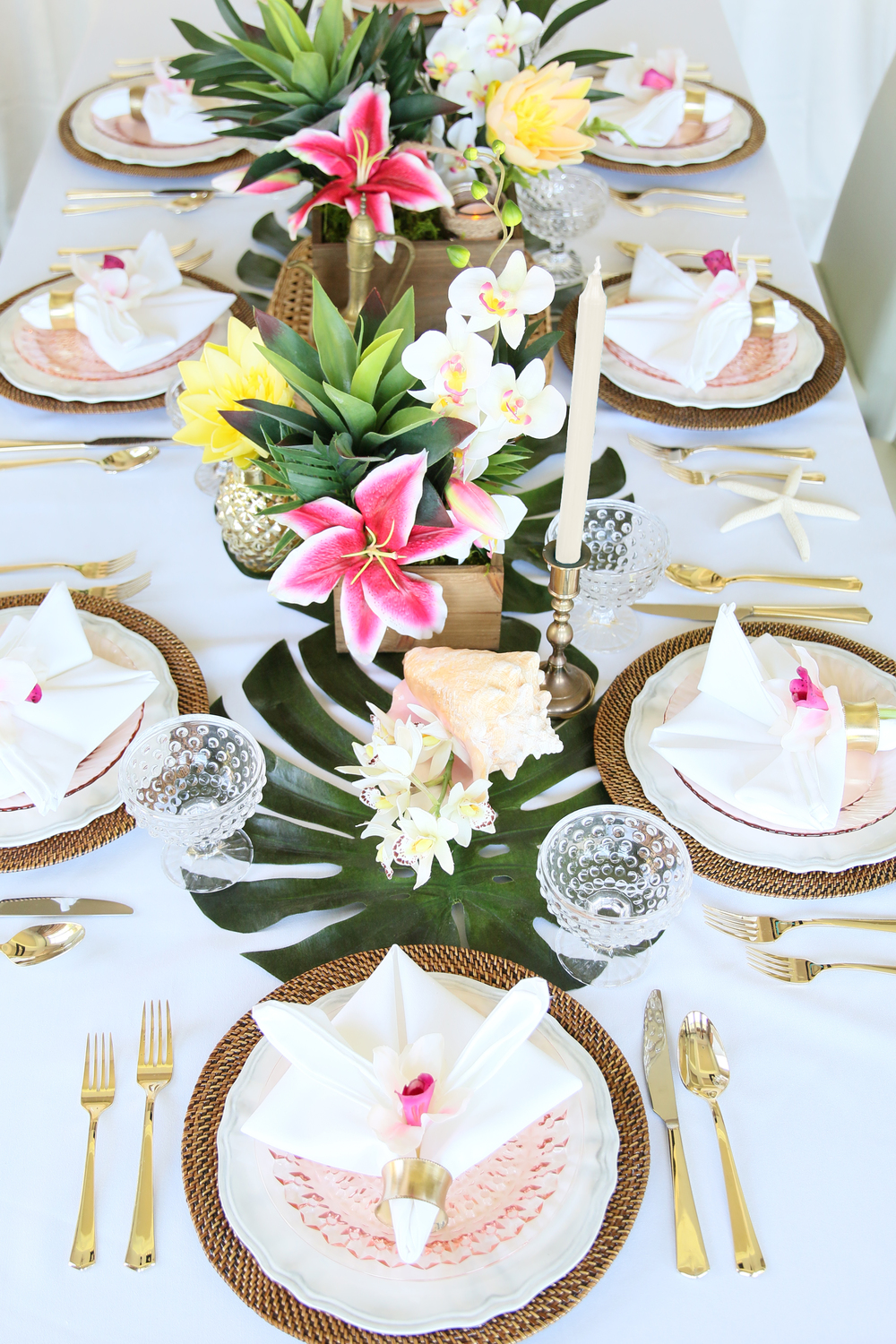 Tropical Bridal Shower Ideas: Tropics meet chic table decor inspiration // mysweetengagement.com