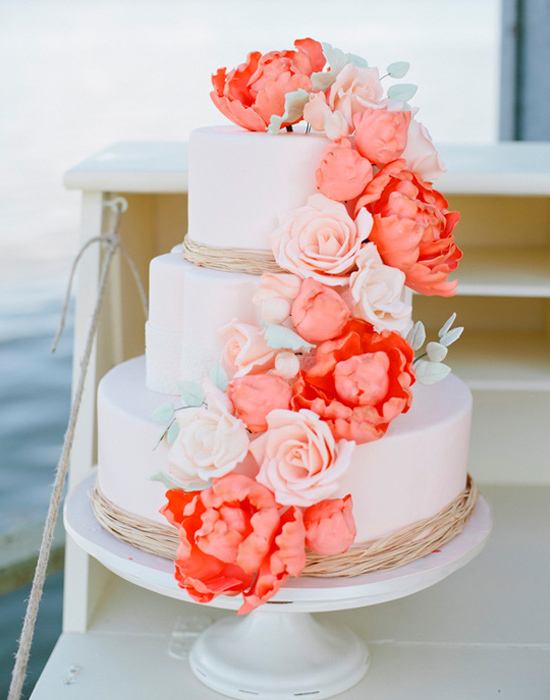 Living Coral wedding cake inspiration. Check out these amazing 2019 Pantone Color of the Year Wedding Ideas // mysweetengagement.com