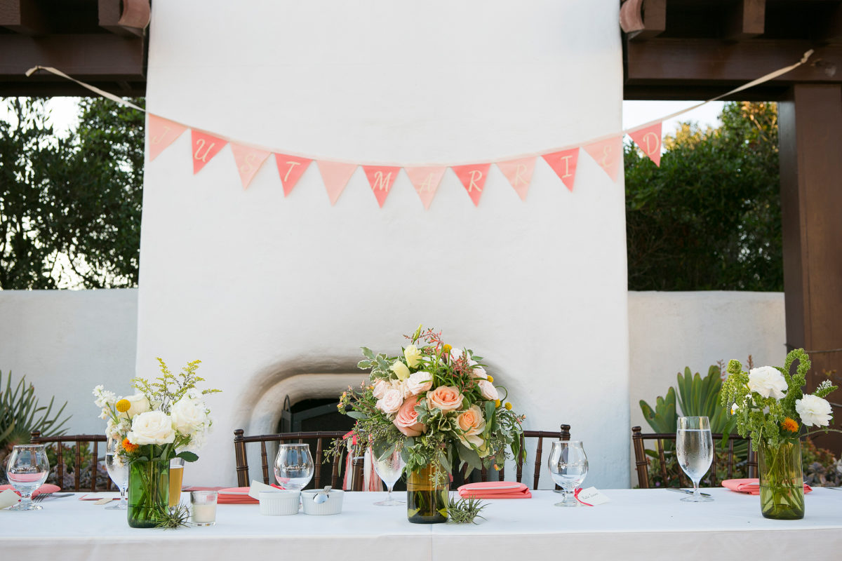 Living Coral wedding decor inspiration. Check out these amazing 2019 Pantone Color of the Year Wedding Ideas // mysweetengagement.com