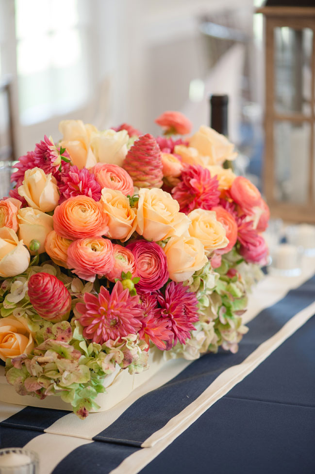 Living Coral flower arrangement inspiration. Check out these amazing 2019 Pantone Color of the Year Wedding Ideas // mysweetengagement.com